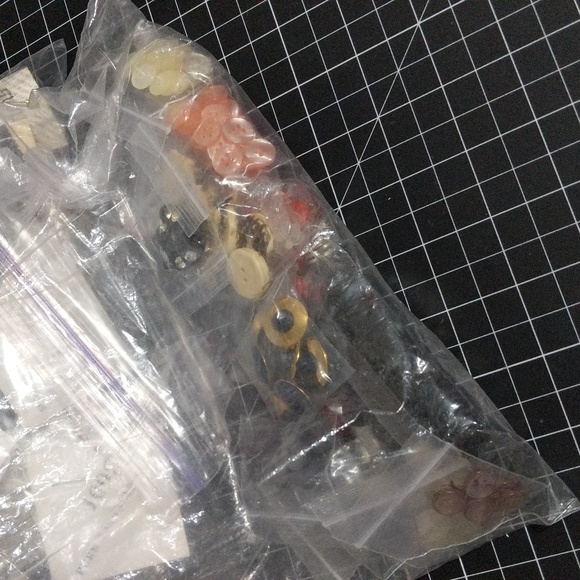 Modest vintage button bundle over 2lbs - Picture 7 of 8